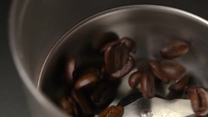 超级慢动作 | 咖啡豆倒入咖啡研磨机