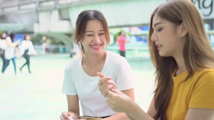4k年轻的亚洲妇女倒入消毒剂酒精凝胶或抗菌肥皂，用于在公共场所洗手和手指。卫生和保护传播细菌，避免感