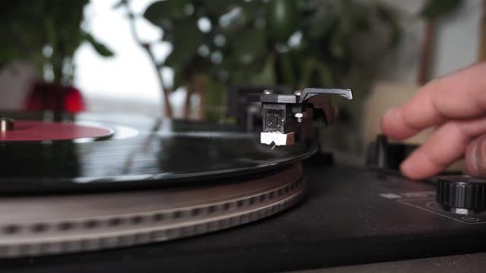 黑胶唱片上的触控针与光盘旋转特写播放。针头落在乙烯基圆盘上。老式乙烯基唱机正在旋转。