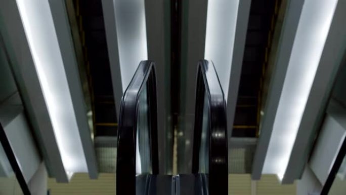 上下两个自动扶梯的无缝连接