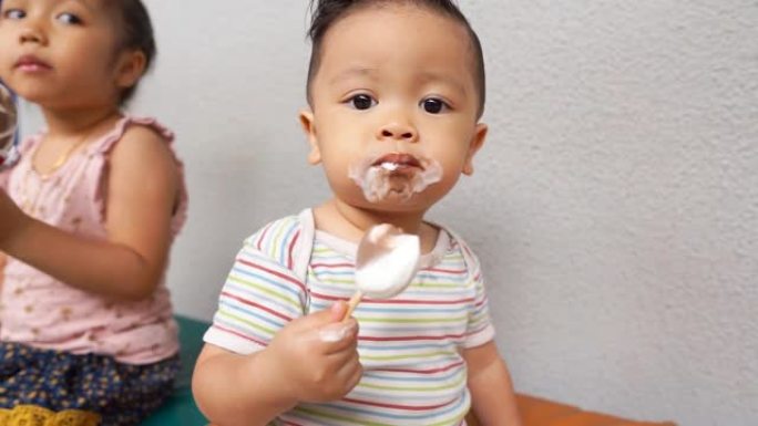 亚洲儿童一起吃冰淇淋，看起来凌乱