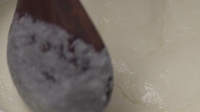 法国调味酱在煮沸时用木勺混合的特写演示视频。高级美食。烹饪食物概念