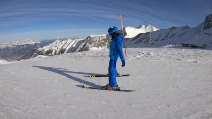 小男孩在阿尔卑斯山的冰川上滑雪
