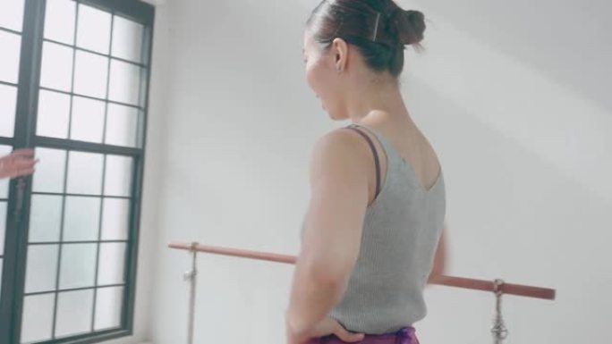 泰国芭蕾舞教练在芭蕾舞学校教小女孩股票视频