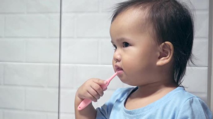 亚洲幼儿 (女婴) 刷牙