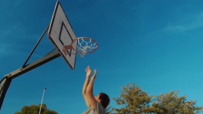 男子篮球运动员在室外篮球场灌篮