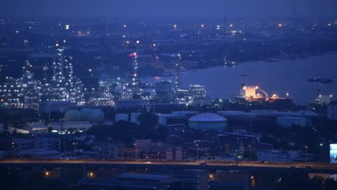 曼谷市晚上以炼油厂为背景。从大楼顶部看。