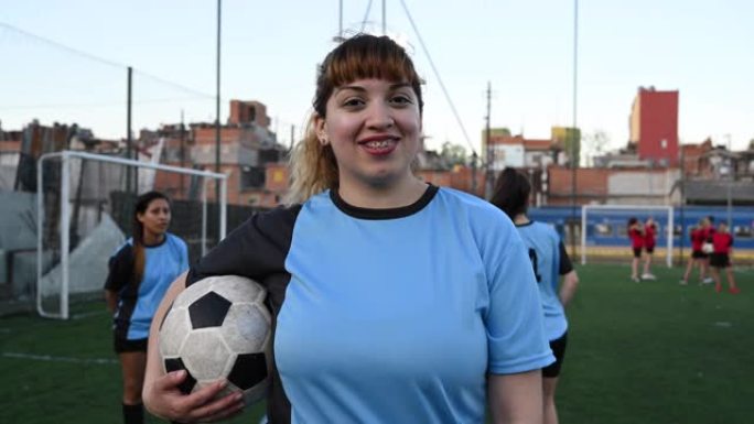 穿着蓝色球衣的29岁女足球运动员的肖像