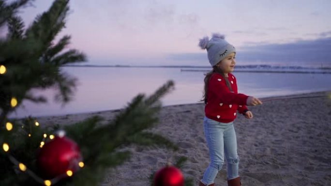 圣诞节期间，顽皮的孩子在海滩上挥舞着发光的烟火