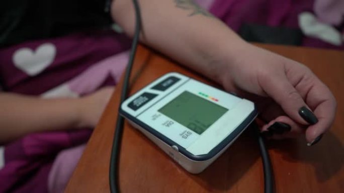 使用眼压计测量血压。血压计测量女性的压力。眼压计显示器上的数字。低血压。