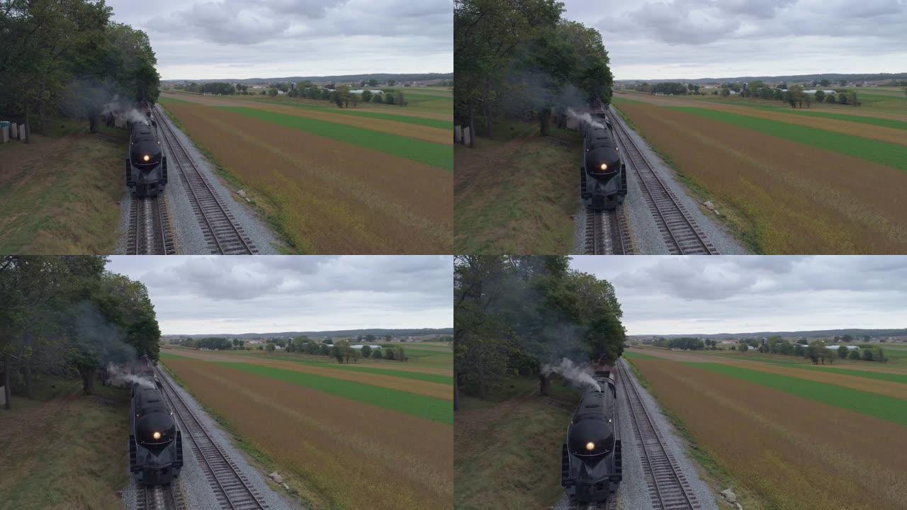 一列蒸汽货运火车的鸟瞰图，黑烟和白色蒸汽冒出，等待开始