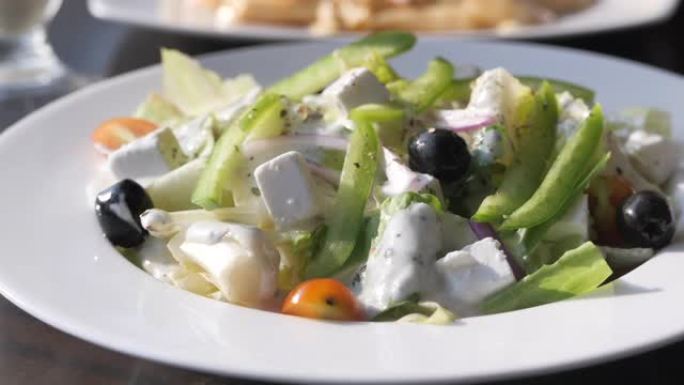 新鲜希腊沙拉 -- 羊乳酪、番茄、生菜、黑橄榄和洋葱