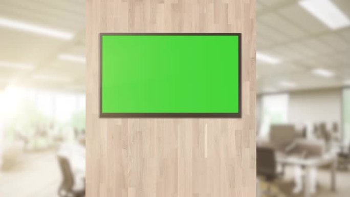 在会议室的公司办公室中，电视屏幕的绿色布局或水平模式下的交互式数字板