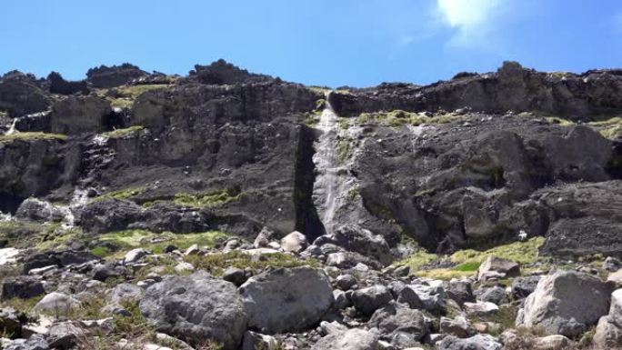 智利南部内华达山脉火山的瀑布