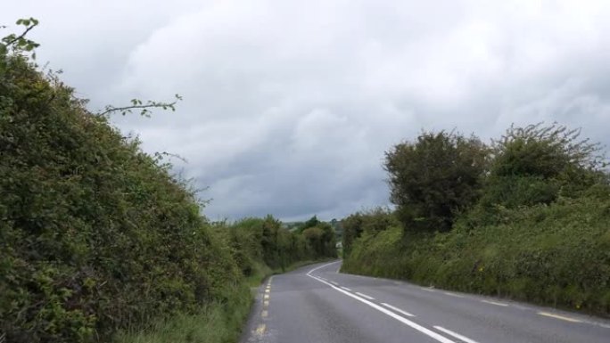 在爱尔兰乡村驾驶蜿蜒的道路