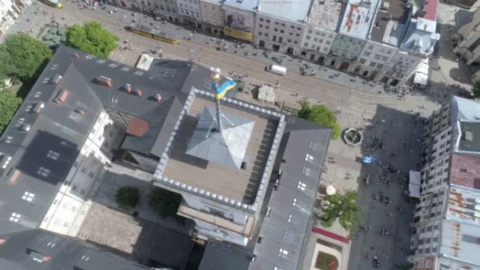 利沃夫市中心鸟瞰图。无人机在市政厅附近飞行。乌克兰，4K