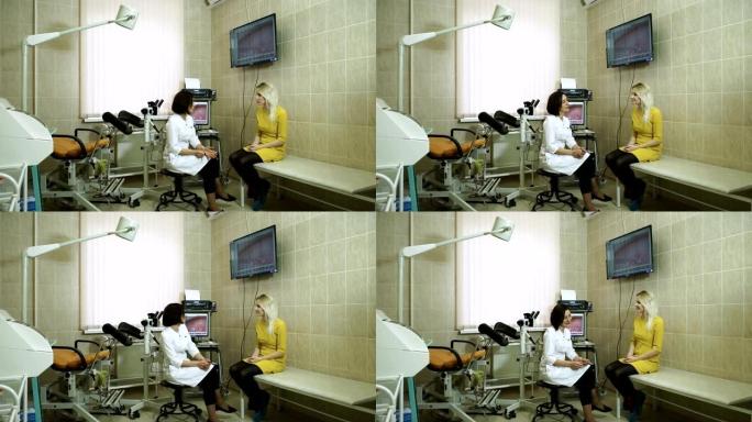去看医生。一名年轻女子正在妇科医生那里接受咨询。高清