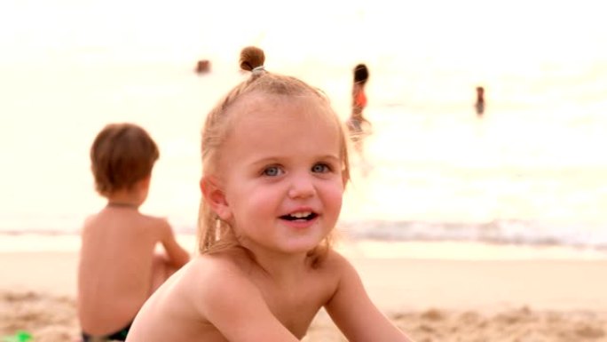度假村阳光海滩上的小女孩