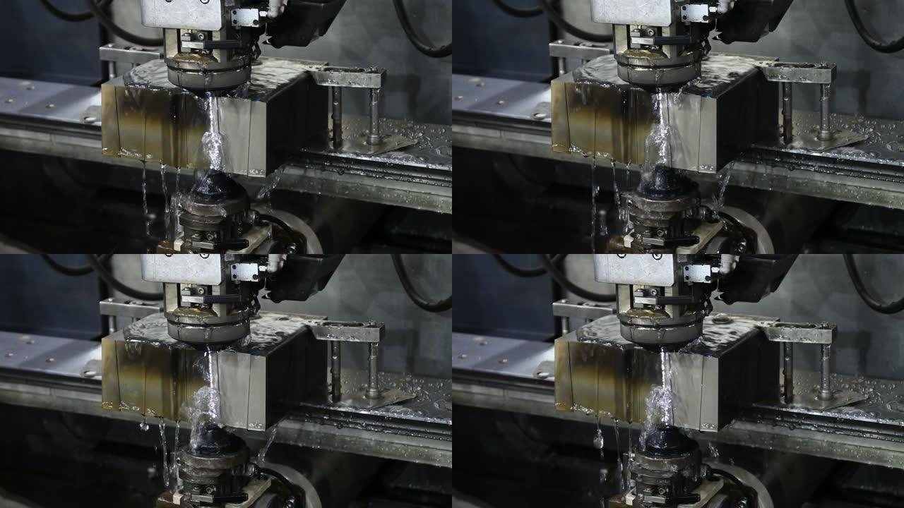 电火花线切割机的操作用冷却液切割模具零件。