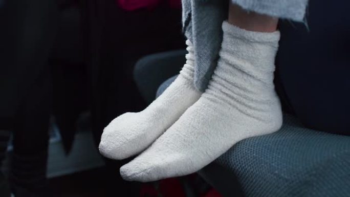 一个穿白袜子的女孩的腿特写。