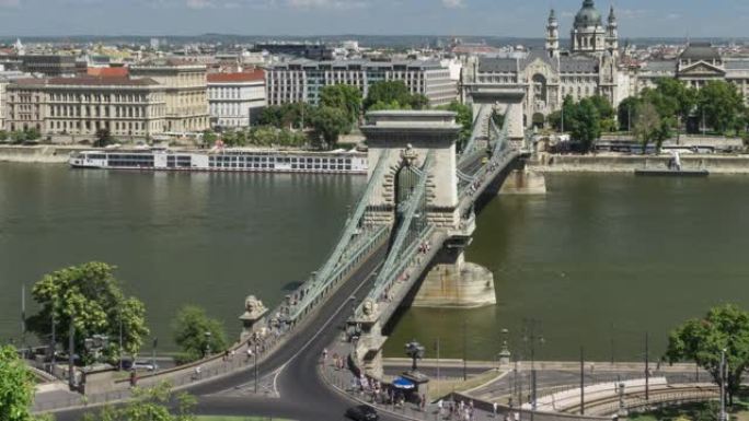 缩小TL: 周末匈牙利布达佩斯的塞切尼链桥和圣史蒂芬大教堂的交通拥堵