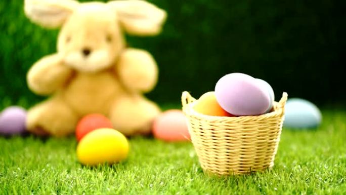 复活节背景，篮子里有五颜六色的鸡蛋