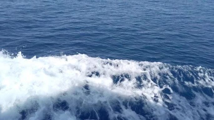 深绿松石和蓝色地中海，船上有白色泡沫