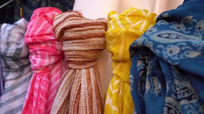打结的dupatta，chunni，纱丽围巾布，带有斋浦尔印度的领带和模具图案，悬挂在商店中购买