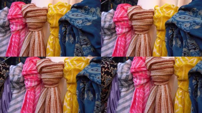 打结的dupatta，chunni，纱丽围巾布，带有斋浦尔印度的领带和模具图案，悬挂在商店中购买