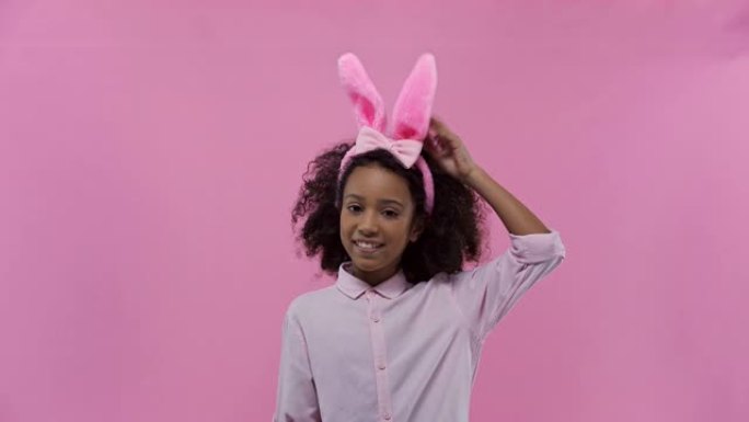 兔子耳朵跳着粉红色的非洲裔美国孩子