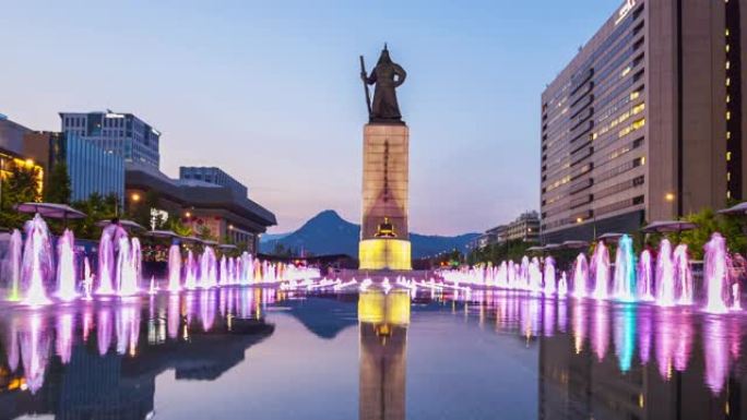 在韩国首尔市光化门广场参观彩色地板喷泉和李善新海军上将雕像的延时游客
