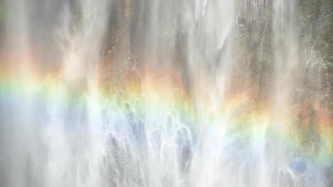 Tumpak Sewu瀑布的特写视图，也称为Coban Sewu，其美丽的彩虹是由水滴中的光折射形成
