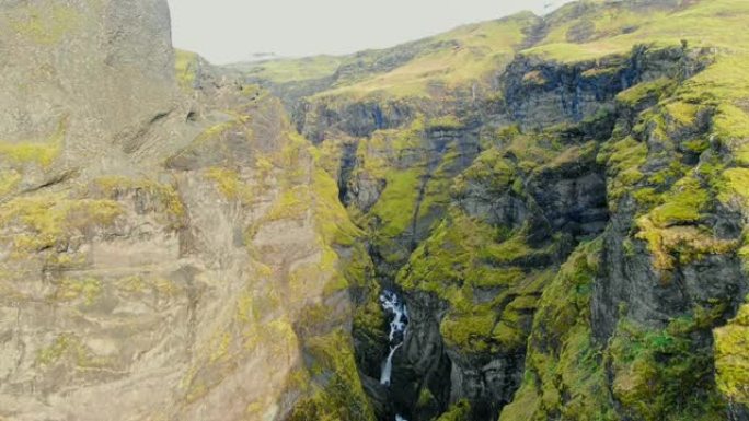 冰岛戏剧性山区景观的航拍视频。