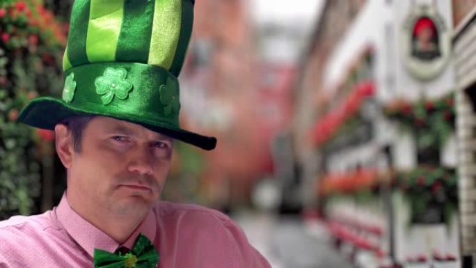 戴着绿色帽子的魔术师在圣帕特里克节展示魔术