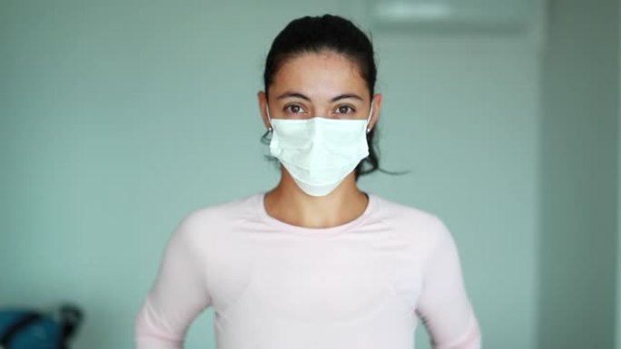 年轻女性成人戴口罩预防或传染病毒