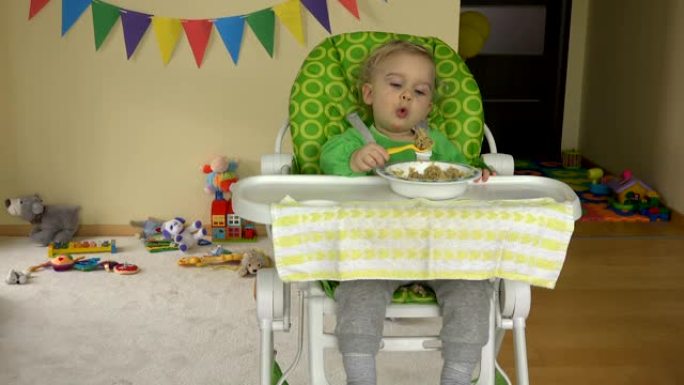 小女孩吃玉米粥有食欲坐椅子。4K
