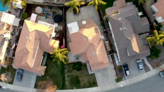 日落期间维拉住宅区梅尼菲社区的空中俯视图