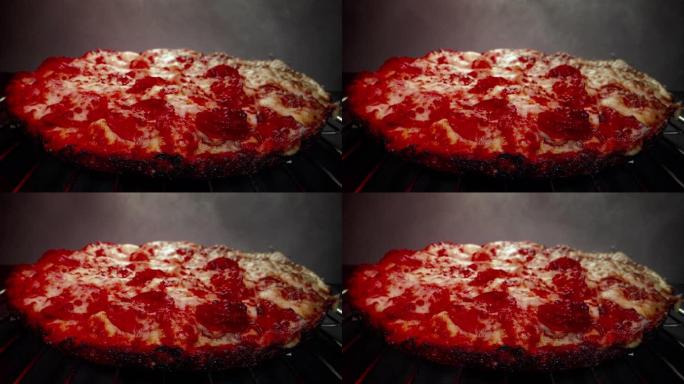 超特写广角微距拍摄美味热气腾腾的深盘意大利辣香肠比萨饼新鲜出炉在加热灯下的冷却架上，多莉相机拍摄向后