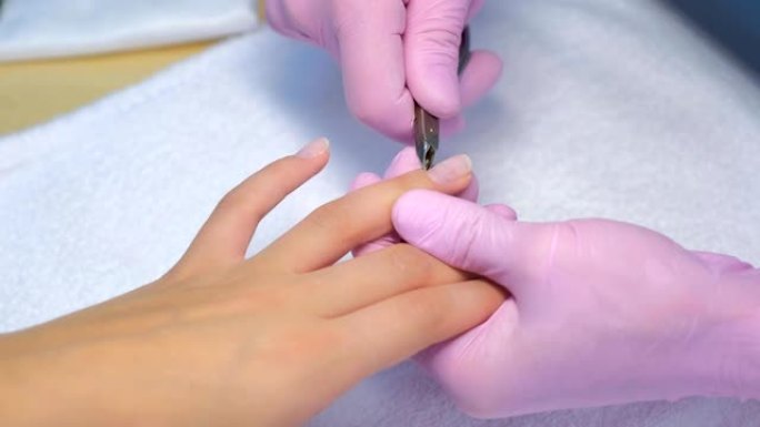 美甲师大师用专业指甲钳制作美甲切割角质层。