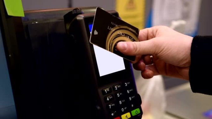 超市结帐时用信用卡进行非接触式支付-4k分辨率