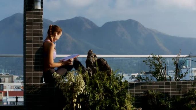 女人喝茶读日记反对风景