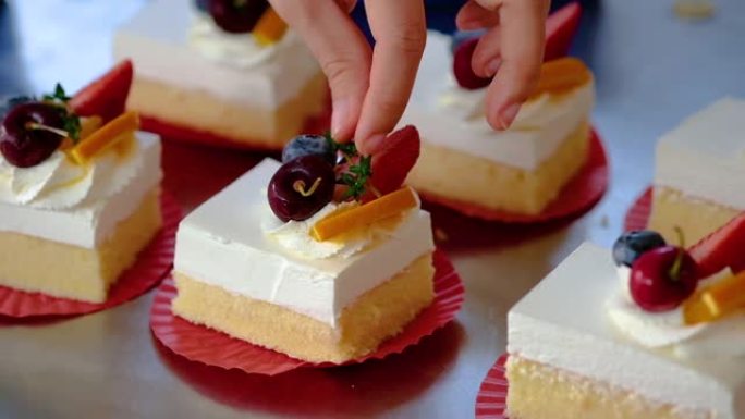 甜点厨师女性将百里香放在蛋糕上。慢动作