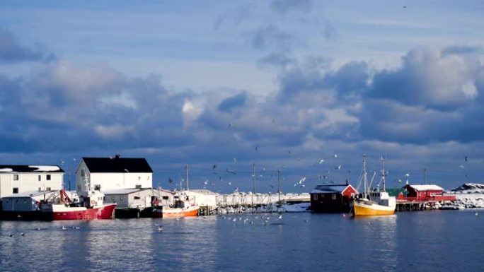 挪威北部罗弗滕群岛湾美丽的挪威冬季景观，五彩缤纷的罗布和停泊的渔船