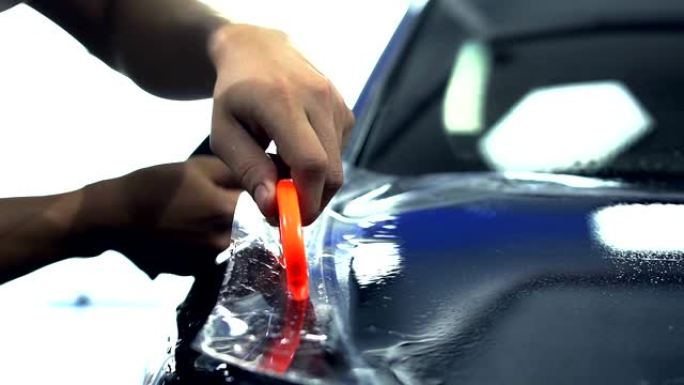 专业从事汽车包装，拉伸保护膜和乙烯基包装，黑色汽车上的多余膜