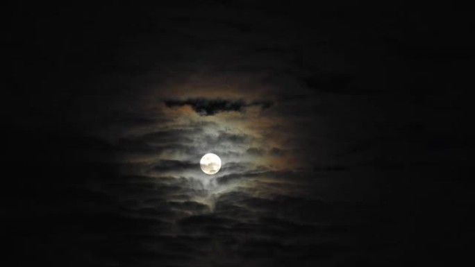 薄的高积云中满月周围日冕的时间流逝