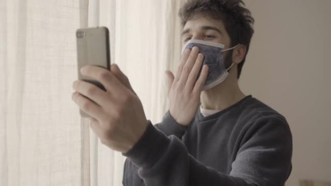 戴着口罩的年轻病人在住院期间通过视频通话向家人致意
