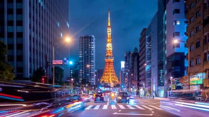 4k分辨率东京铁塔夜间延时，许多车辆和行人在夜间沿街通勤。亚洲旅游、城市生活方式或交通概念。