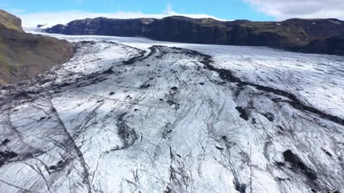 冰岛融化的Solheimajokull冰川的空中4k无人机高角度视图。气候变化，冰川融化，全球变暖概