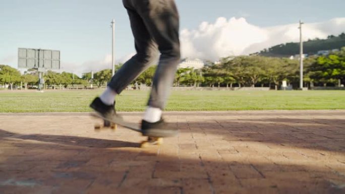男性滑板运动员在公园的滑板上保持脚平衡-滑板运动员在公园里做戏