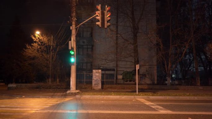 辛菲罗波尔夜间空荡荡的城市街道。行人过路交通灯。